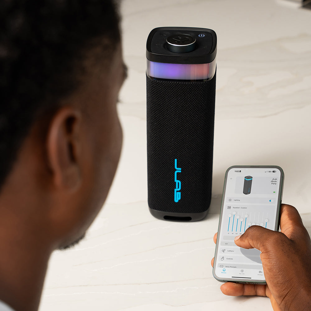 Passe deinen Sound und dein Erlebnis mit der JLab App individuell an.

